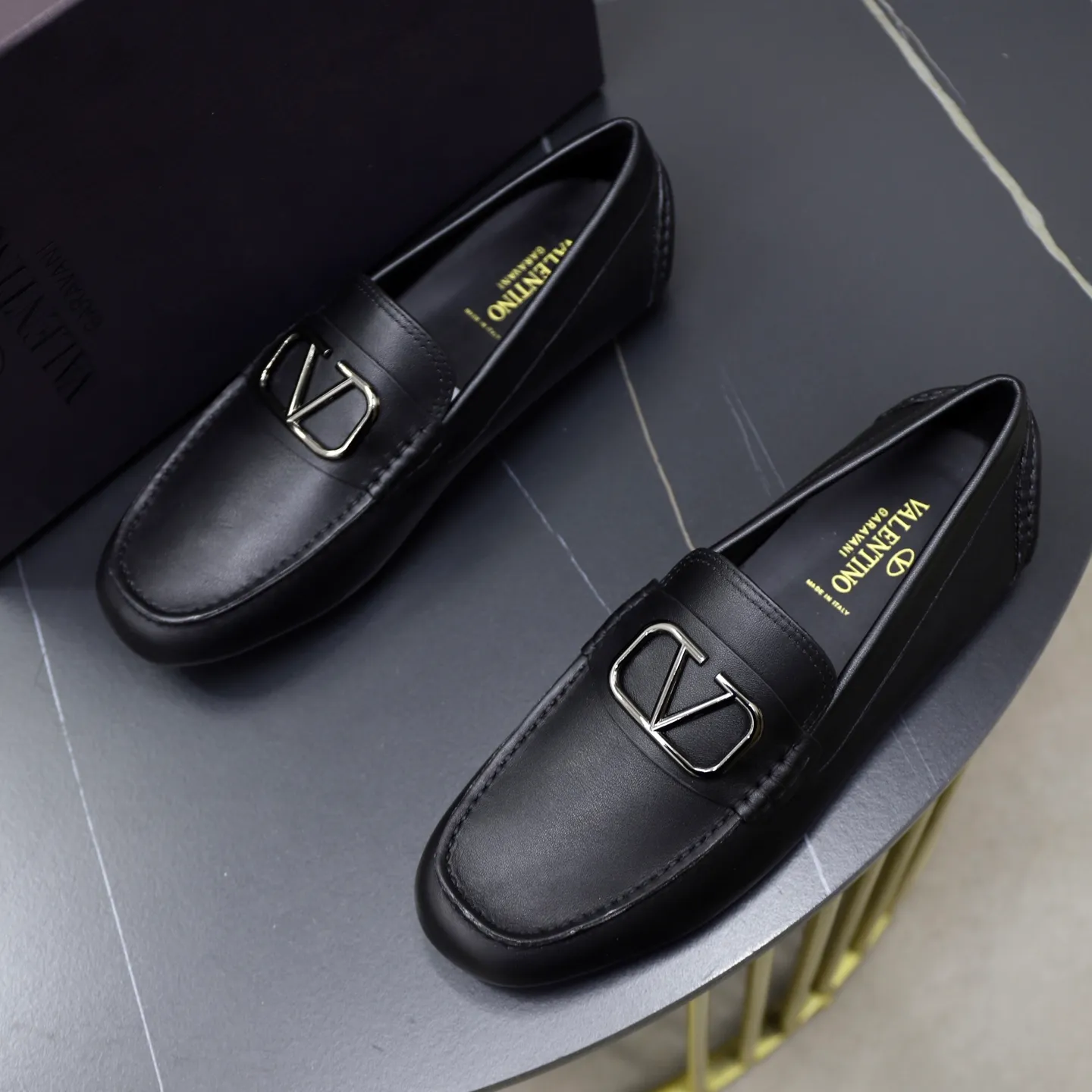 Men's shoes: 640💰VALENTINO, made of imported cowhide with imported water-dyed cow lining, iconic hardware and iconic wear-resistant outsole. 38-45 (customized at 45) VALENTINO packaging All orders enjoy the brand’s iconic product packaging